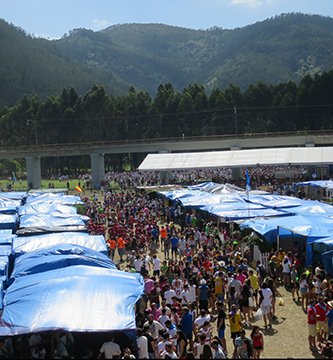 Aglomeración de gente disfrutando de una fiesta de prao en Asturias